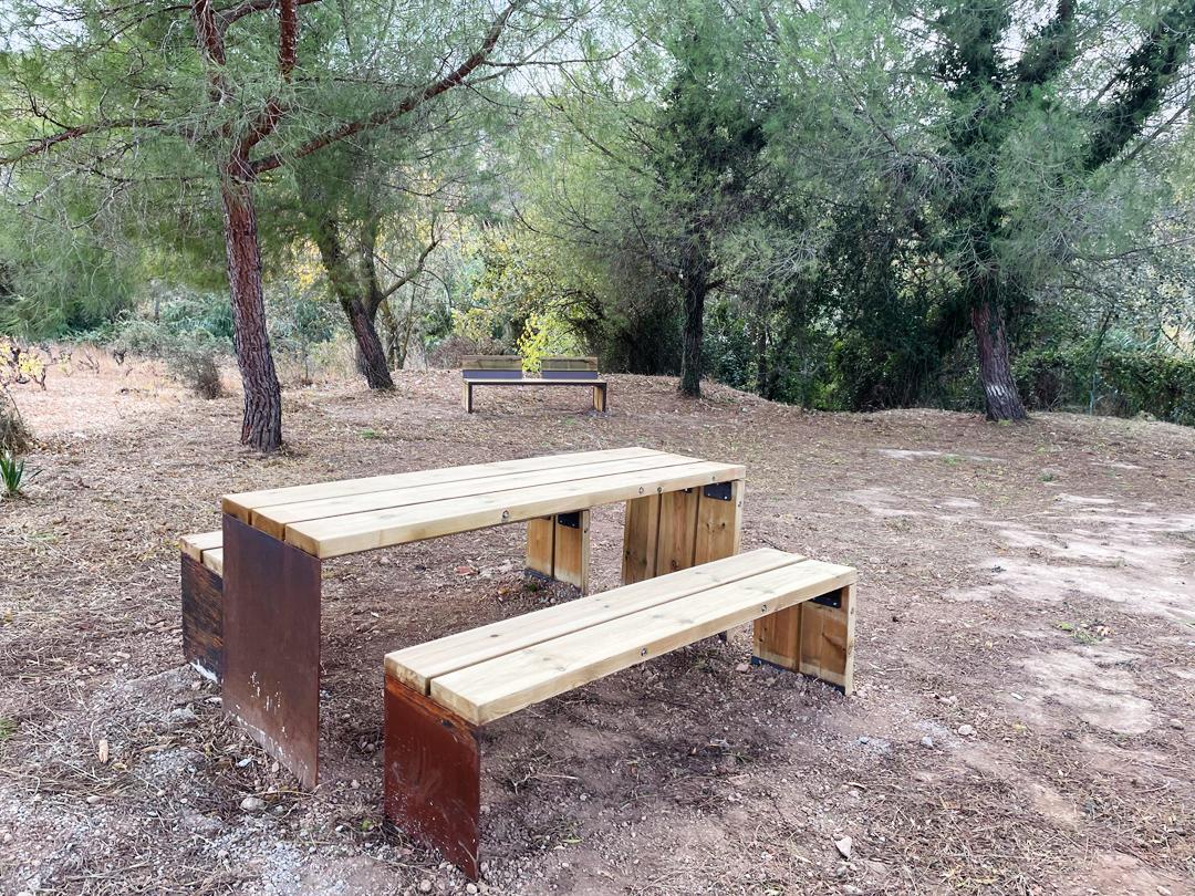 Bancs taules Camí cementiri Carrers Arquitectura entre vinyes