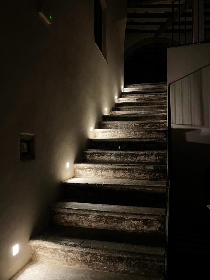 Celler Can Lleó escales il·luminació Rehabilitació Arquitectura entre vinyes