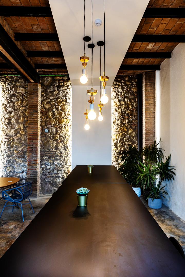 Codorniu menjador taula Oficines Arquitectura entre vinyes