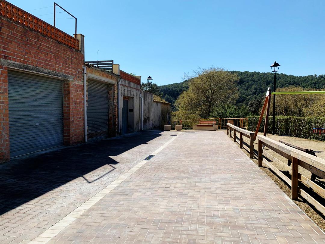 Carrer Forn amb paviment nou i bancs urbans Carrers Arquitectura entre vinyes