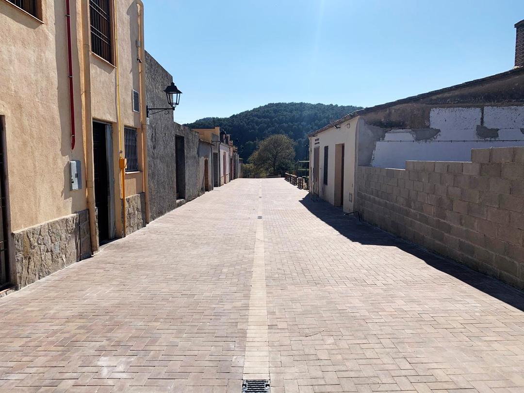 Carrer Forn paviment nou Carrers Arquitectura entre vinyes