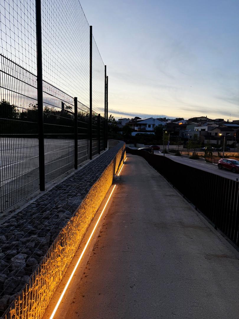 Lavern camí pavimentació amb il·luminació Carrers Arquitectura entre vinyes