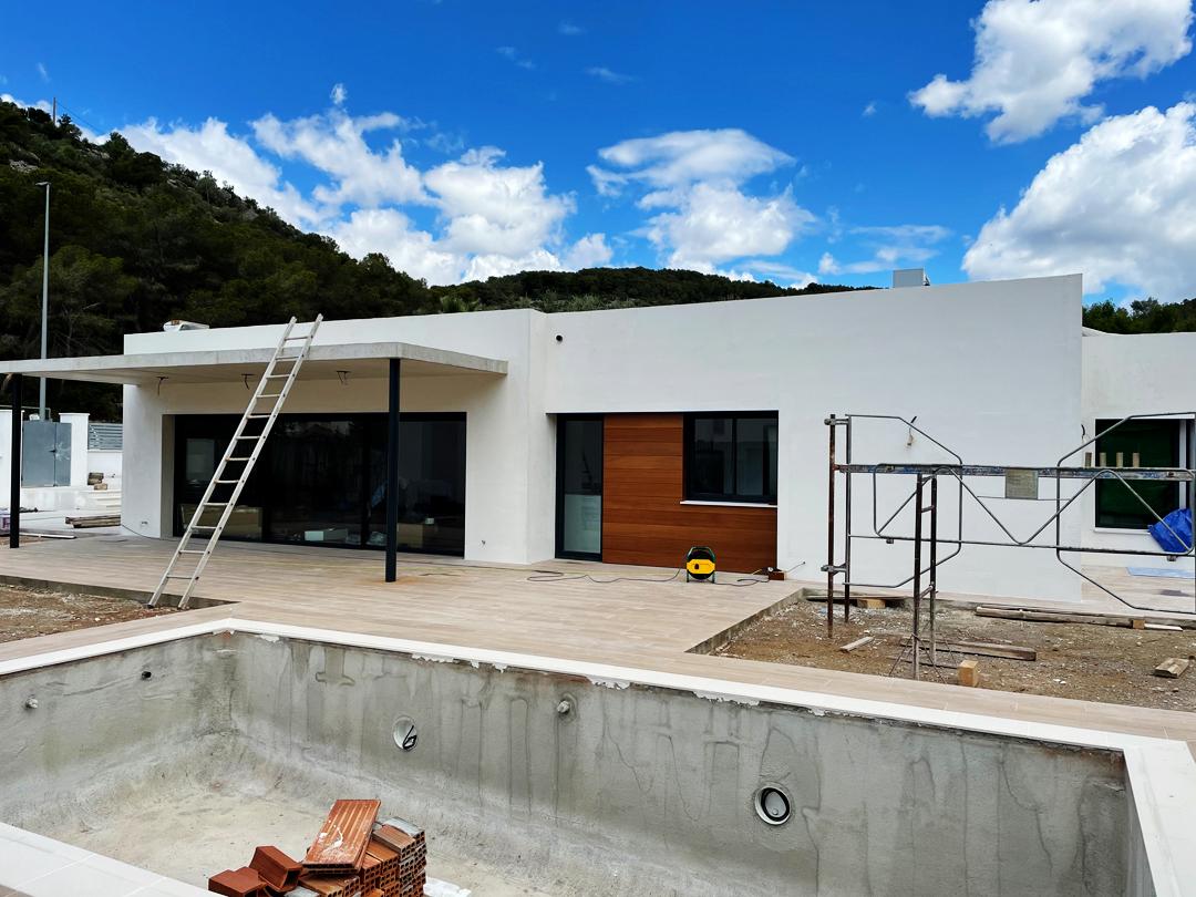Mas Alba pati piscina en construcció Obra nova Arquitectura entre vinyes
