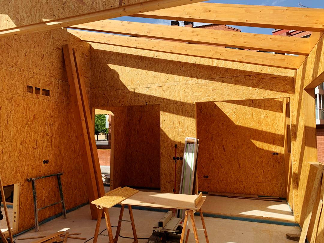 Mollerusa bigues de fusta en construcció Obra nova Arquitectura entre vinyes