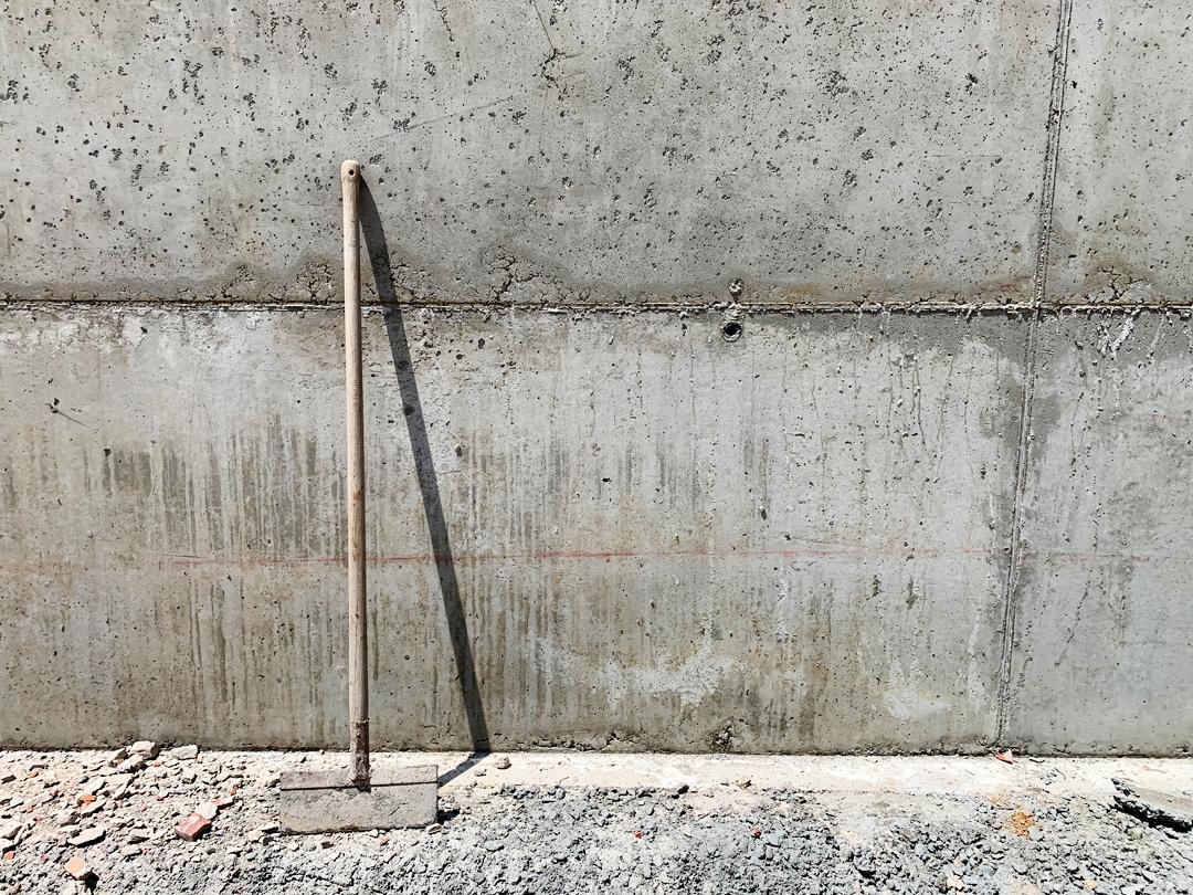 Mollerusa pala sobre ciment Obra nova Arquitectura entre vinyes
