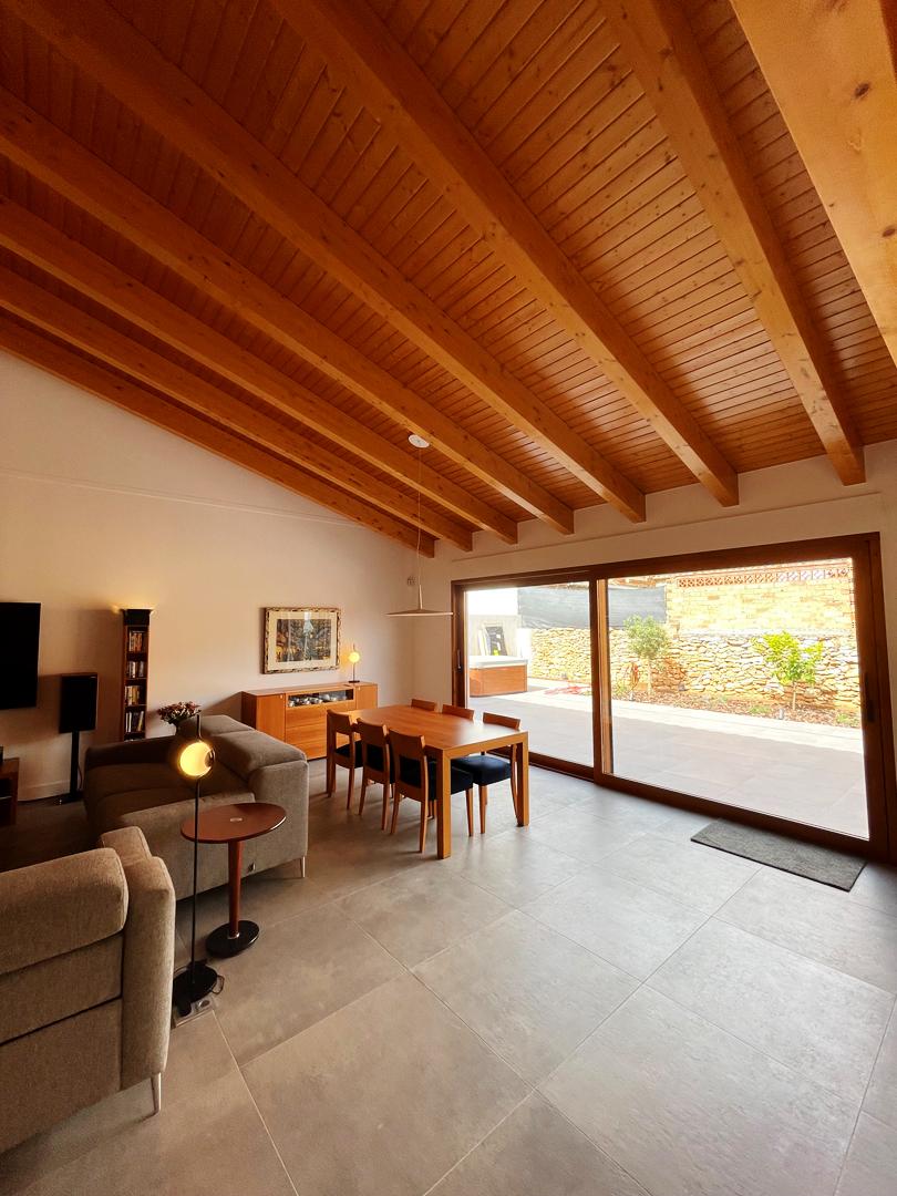 Valentí sala de disseny amb bigues de fusta al sostre Obra nova Arquitectura entre vinyes